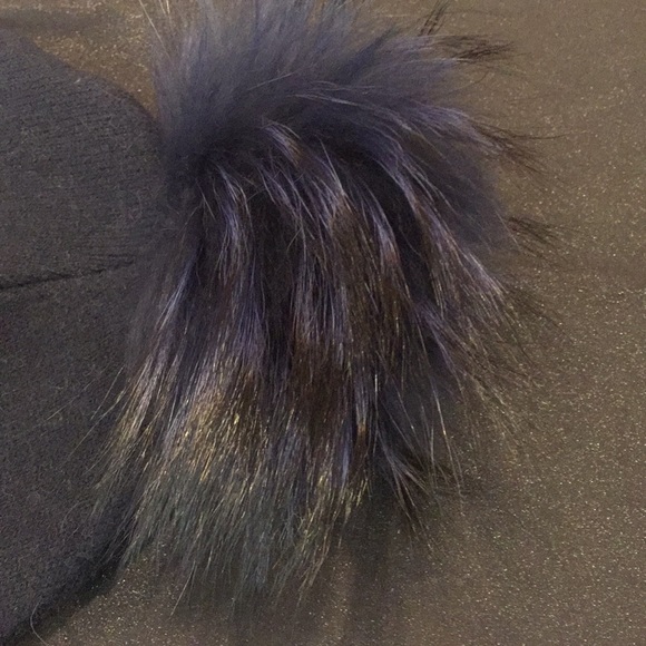 Pompom hats - Picture 2 of 8